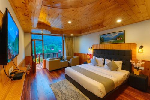 Μια τηλεόραση ή/και κέντρο ψυχαγωγίας στο Himalayan River Resort, Manali- #riverside #private parking #scenic river & mountain view #open cafe # spacious room #big garden with campfire