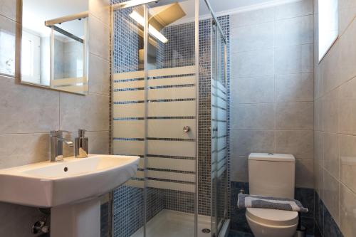 La salle de bains est pourvue d'un lavabo, de toilettes et d'une douche. dans l'établissement Villa-Palaiochora, à Paleóchora