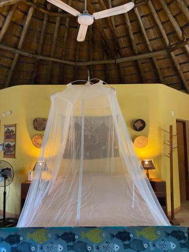 un dormitorio con una cama con mosquitera en Beautiful traditional style studio, en Maputo