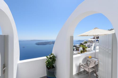 a balcony with a view of the ocean at Mardanza Krokos Suites in Imerovigli