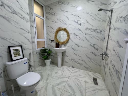 biała łazienka z toaletą i umywalką w obiekcie Charming apartment heart of Medina Tetouan 2BR w mieście Tetuan