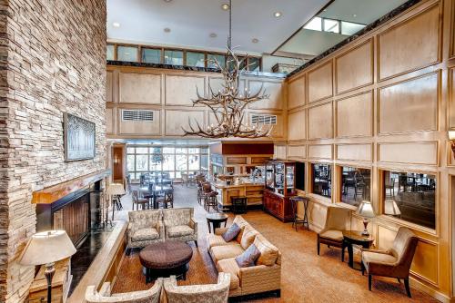 Ο χώρος του lounge ή του μπαρ στο The Keystone Lodge and Spa by Keystone Resort