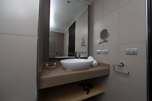 Bathroom sa Keo Hotel - Ovalle Casino Resort