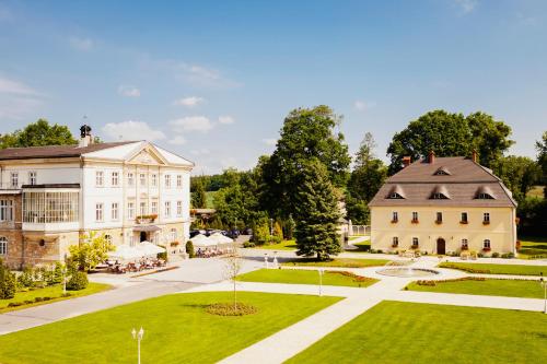 z góry widok na budynek i park w obiekcie Pałac Brunów - Wellness & SPA w mieście Lwówek Śląski