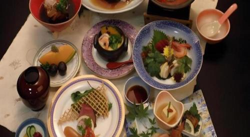 白子町にあるHotel Kaanapaliの食べ物の皿やボウルが置かれたテーブル