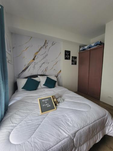Un dormitorio con una cama con una placa. en Dylan's Crib, en Bacolod