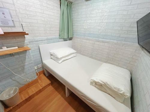 香港にあるCozy Inn Jordan Stationのベッド1台(枕2つ付)が備わる客室です。