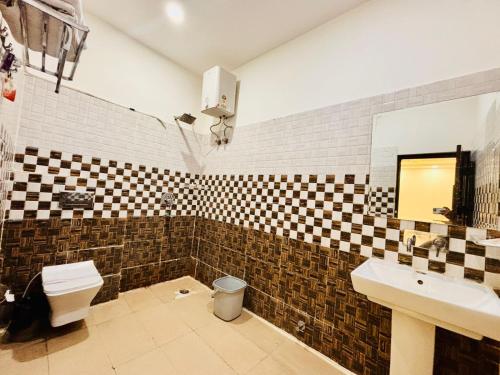 a bathroom with a toilet and a sink at Murthal Green Plaza Hotel in Sonīpat