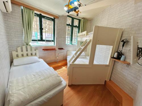 香港にあるCozy Inn Jordan Stationのベッドルーム1室(二段ベッド2台、階段付)