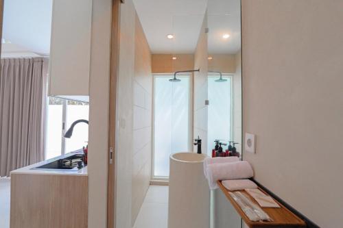 eine kleine Küche mit Spüle und Arbeitsplatte in der Unterkunft 1BR Stylish Mezzanine Near In Dreamland in Uluwatu