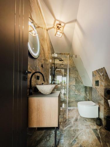 a bathroom with a sink and a bath tub at Aza Chalet in Predeluţ