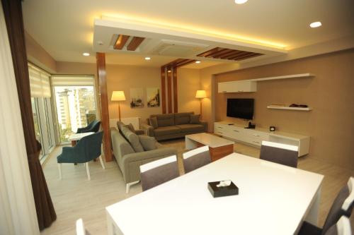 Μια τηλεόραση ή/και κέντρο ψυχαγωγίας στο Qamar Prestige Suites
