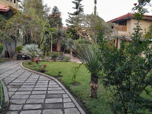 un jardín con una pasarela de piedra en un patio en Ashara guesthouse, en Āwasa