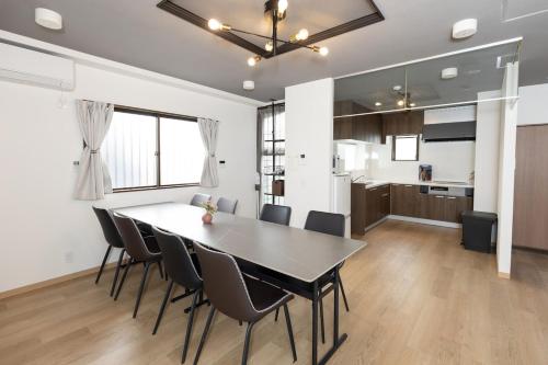 a dining room and kitchen with a table and chairs at 戸建て貸切 無料駐車場有 名古屋城まで車で10分 in Nagoya