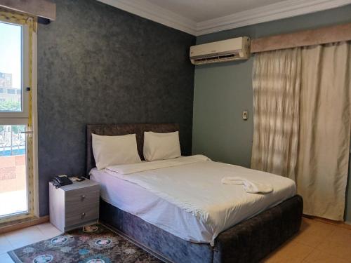 Postel nebo postele na pokoji v ubytování Elgabry pyramids inn