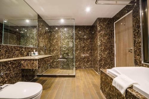 Phòng tắm tại New Season Square Hotel