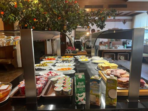 Una línea de buffet con muchos tipos diferentes de comida. en Apfelwirt, en Stubenberg