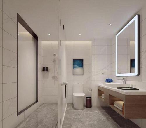 une salle de bain blanche avec toilettes et lavabo dans l'établissement Vienna 3 Best Hotel Dongguan Fenggang Yongsheng Street, à Tiantangwei