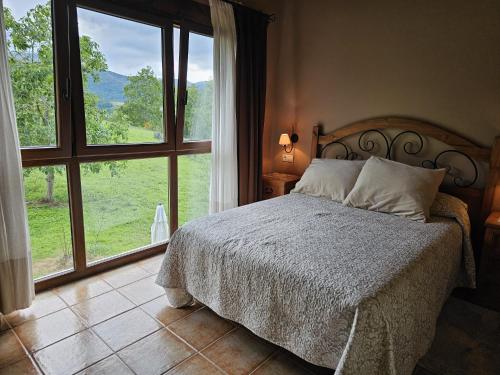 Giường trong phòng chung tại Vivienda vacacional La Poza la Braña