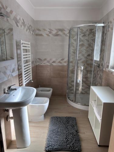 ein Badezimmer mit Waschbecken, Dusche und Toilette in der Unterkunft La Casetta di Nonno Cuono in Acerra