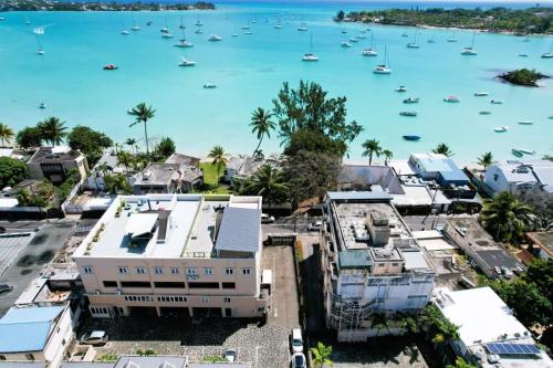 Waterside Complex - Beachfront Villa in Grand Baie