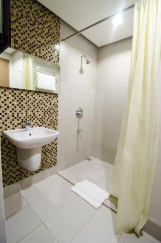 Bilik mandi di Madison Hotel PHL