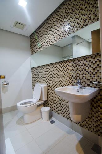 Bilik mandi di Madison Hotel PHL
