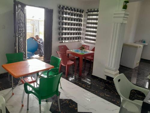 Χώρος καθιστικού στο Cozy 3-Bedroom Tradebybata Guest House FUNAAB