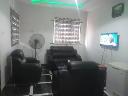 Χώρος καθιστικού στο Cozy 3-Bedroom Tradebybata Guest House FUNAAB
