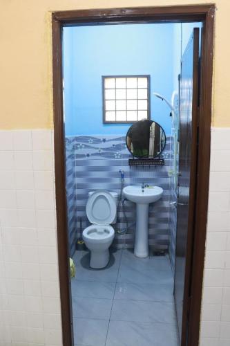 a bathroom with a toilet and a sink at Shaja Homestay in Kampong Kepayang