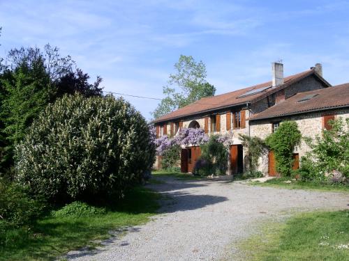 an old house with a driveway in front of it at La Ferme de Leychoisier in Bonnac-la-Côte