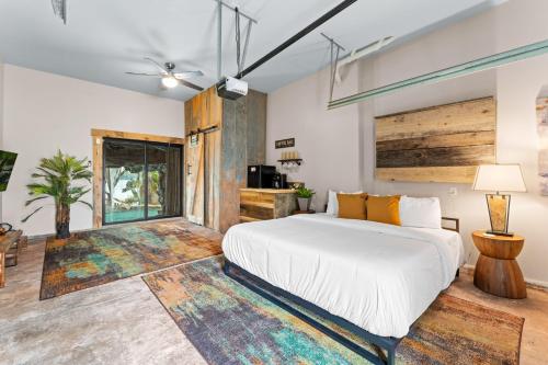 Un dormitorio con una gran cama blanca y suelos de madera. en Nancy Key w/Pool, Wine Cave, Optional Boat Rental, en Denver