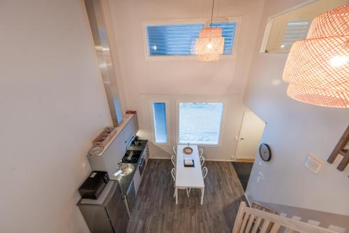 una vista aérea de una pequeña cocina en una casa pequeña en Aurinkorinne1 - Skistar spacious apartment with sauna, en Syöte