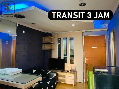 una sala de estar con una mesa y un sofá en Selo Property, en Pedurenan Dua