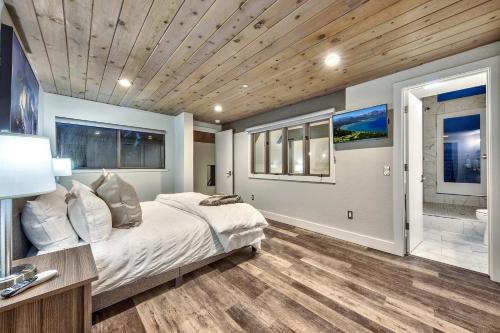 Un pat sau paturi într-o cameră la LUXE 4 Blue Diamond Lake Tahoe Lodge