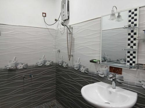 une salle de bain avec lavabo et douche dans l'établissement Villa Friendly Faces, à Nuwara Eliya