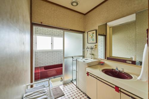Ένα μπάνιο στο Traditional Japanese House, MtFuji view ,Free bag ,4 bedrooms ,Rent bike