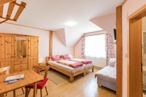 a living room with a couch and a table at Weingut zur Schlafmütze in Herrnbaumgarten