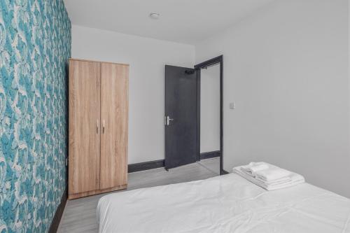 SheldonにあるModern 2BR Apartment Sheldonのベッドルーム1室(ベッド1台、キャビネット、鏡付)