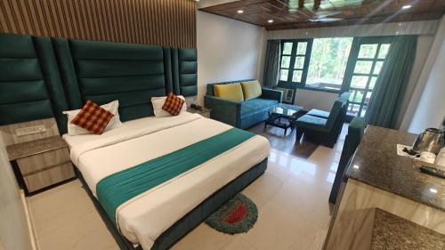 A bed or beds in a room at Hotel Dreamland Lataguri