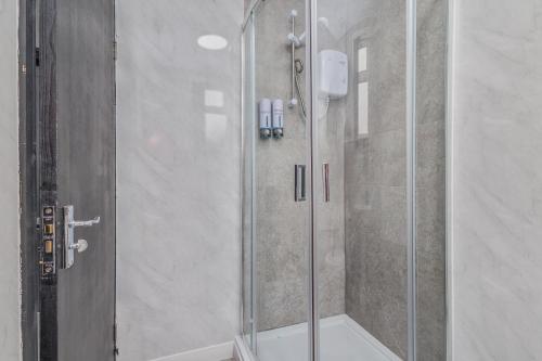 una ducha con puerta de cristal en un baño en Luxury 2BR Retreat Sheldon, en Sheldon