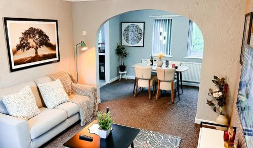 un salon avec un canapé et une table dans l'établissement Manchester Stays Walkden, à Worsley