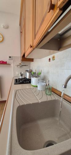 un fregadero de cocina con agua saliendo de él en Casa Travaglianti - Letojanni Taormina, en Letojanni