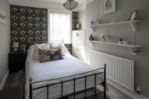 ein Schlafzimmer mit einem Bett mit Kissen darauf in der Unterkunft The Beach House in Exmouth