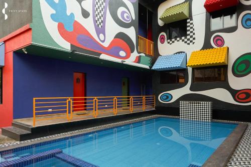 Πισίνα στο ή κοντά στο Frida Nest By Privy Stays, Alibag
