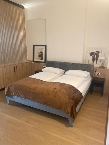 a bedroom with a bed with white sheets and pillows at Appartament Tribulaun in Colle Isarco
