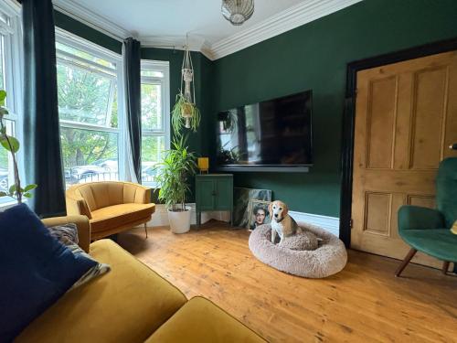 カーディフにあるStylish Cardiff bayの犬のベッドが置かれたリビングルームでの利用