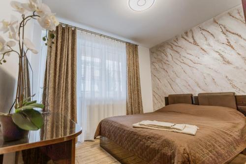 a bedroom with a bed and a window at APARTAMENT de LUX SIBIU in Sibiu