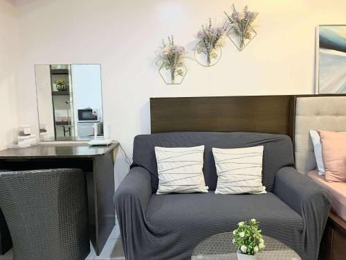 ein Wohnzimmer mit einem Stuhl und einem Spiegel in der Unterkunft City Land Tagaytay Prime in Ulot