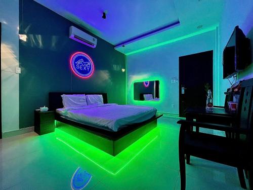 Televiisor ja/või meelelahutuskeskus majutusasutuses Đào Hoa Love Hotel Sài Gòn